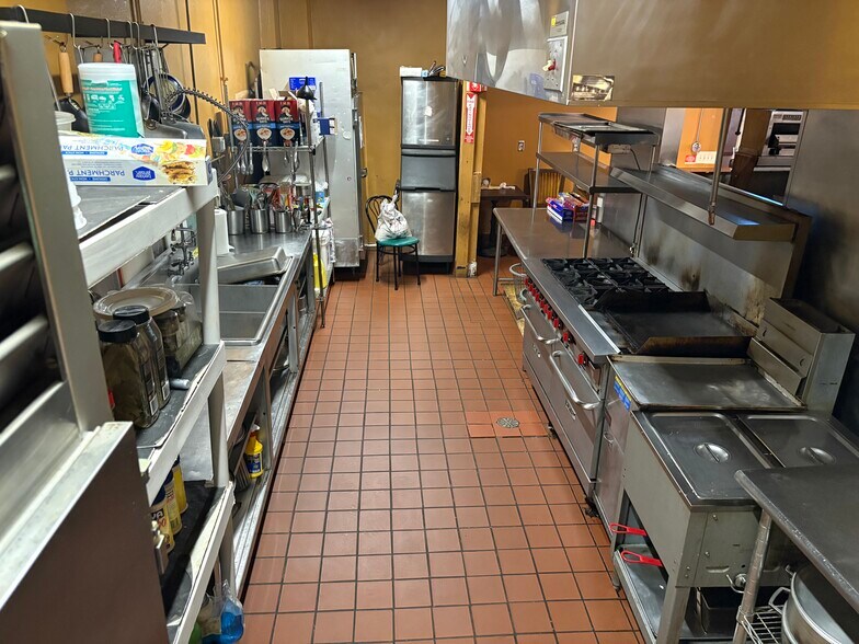 More Photos Of 12 Crane St, Southbridge Restaurant For Lease