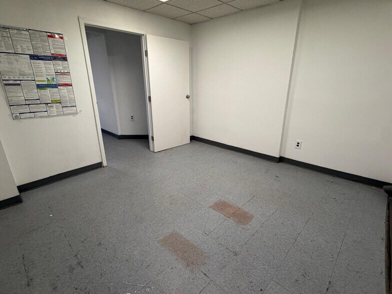 More Photos Of 980 E 12th St, Brooklyn Office For Lease