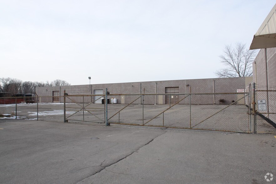 More Photos Of 3497 W Pasadena Ave, Flint Storefront Retail Office For Sale