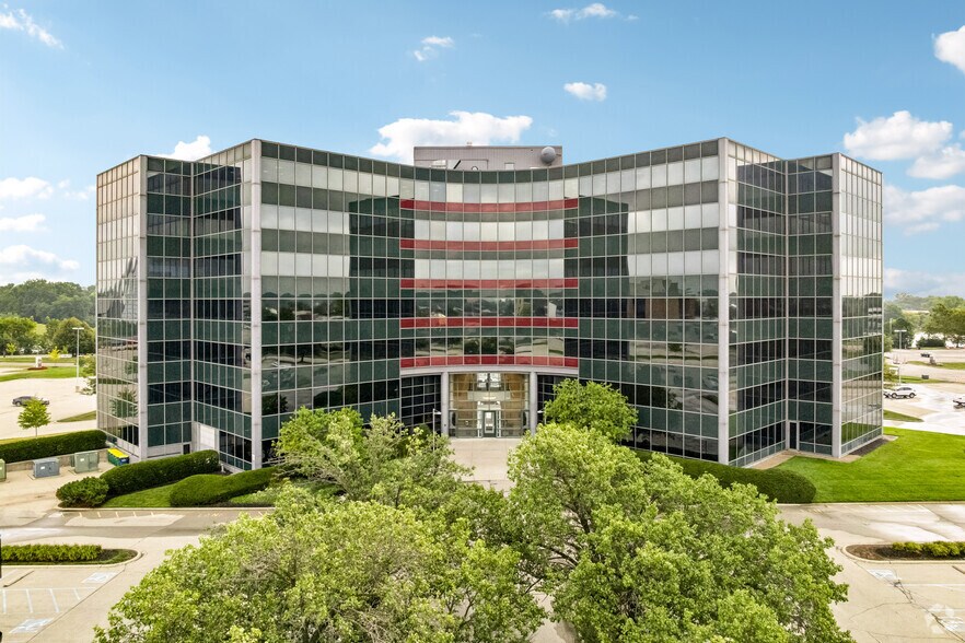 More Photos Of 8910 Purdue Rd, Indianapolis Office For Sale