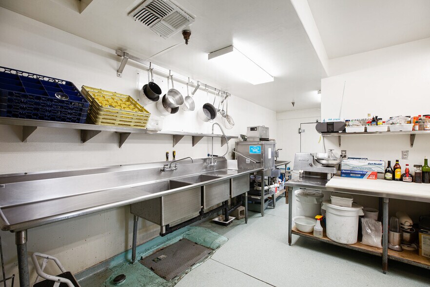 More Photos Of 504 N Cloverdale Blvd, Cloverdale General Retail For Sale