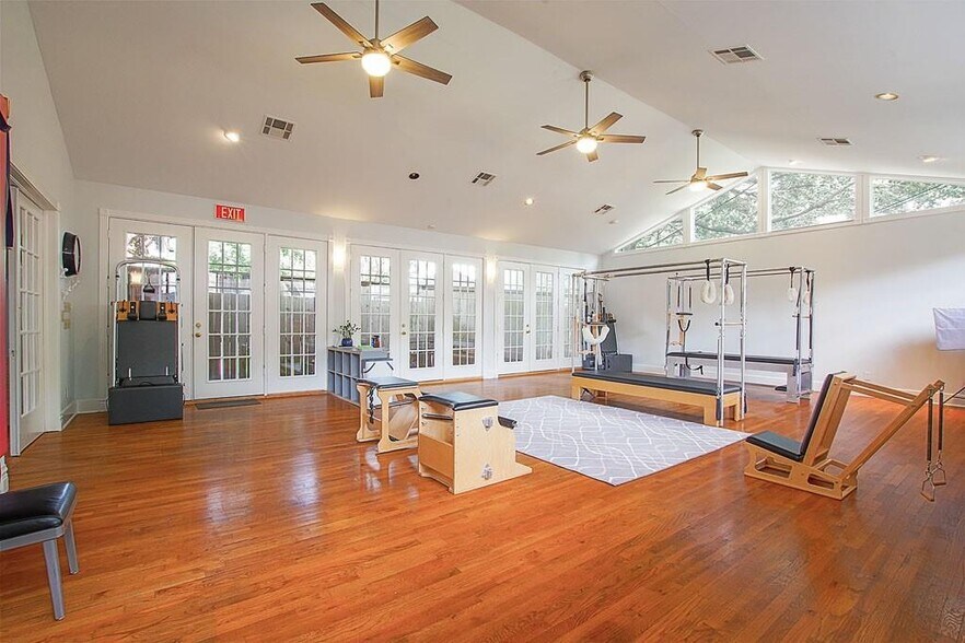 More Photos Of 108 W 10th 1/2 St, Houston Storefront Retail Office For Sale