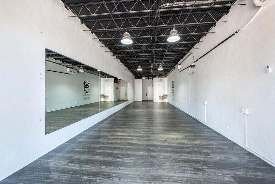 More Photos Of 1051-1057 SE 17th St, Fort Lauderdale Storefront Retail Office For Lease