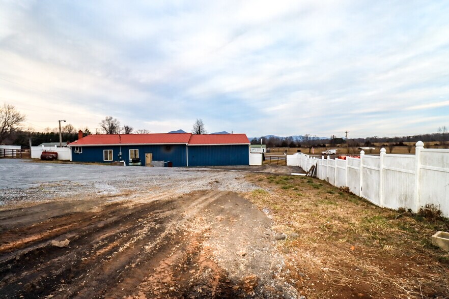 More Photos Of 2600 W Lynchburg Salem Tpke, Bedford Flex For Lease