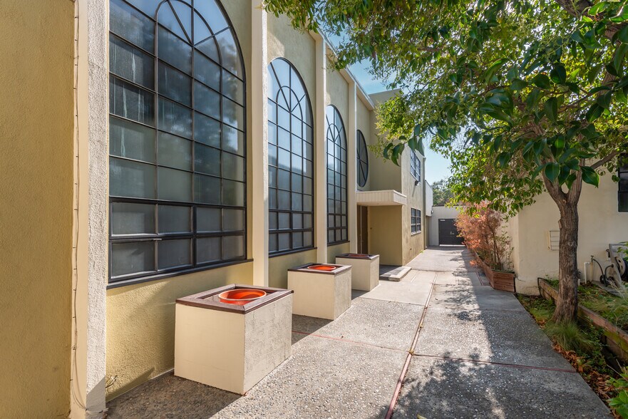 More Photos Of 1108 Tamarind Ave, Los Angeles Loft Creative Space For Sale