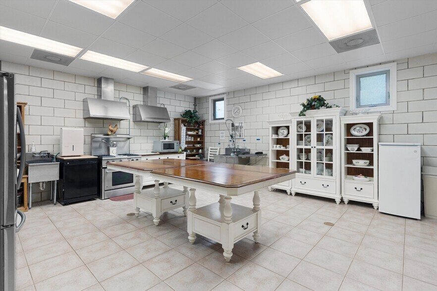More Photos Of 1092 FM 3000, Elgin Specialty For Sale