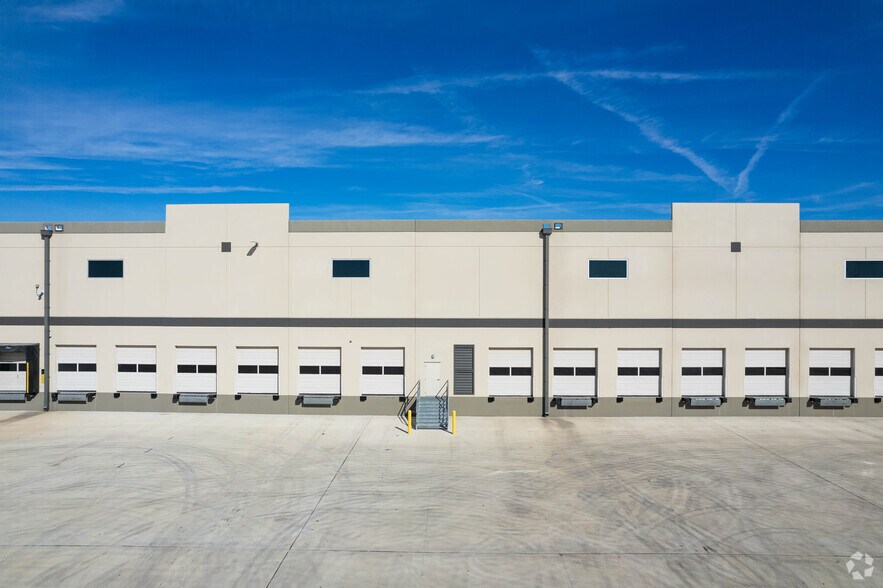 More Photos Of 1980 Kohlers Crossing, Kyle Warehouse For Lease