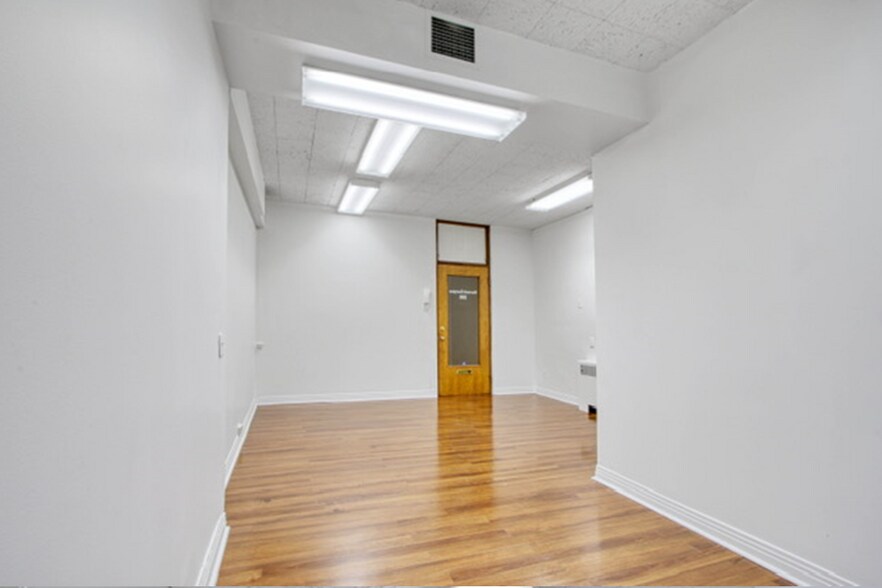 More Photos Of 1966-1970 Boul Graham, Mont-Royal General Retail For Lease