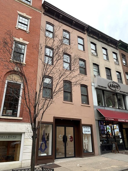 More Photos Of 872 Lexington Ave, New York General Retail For Lease