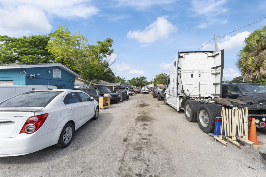 More Photos Of 5712 15th St, Bradenton Auto Dealership For Sale