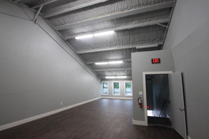 More Photos Of 2105 Vilbig Rd, Dallas Industrial For Lease