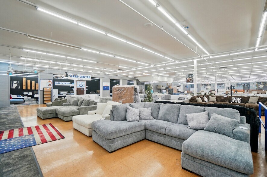 More Photos Of 50 Eswin St, Cincinnati Freestanding For Sale