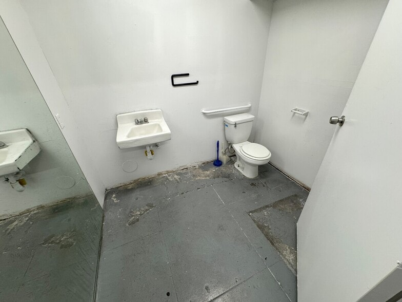 More Photos Of 822-824 Wall St, Los Angeles Storefront Retail Office For Lease