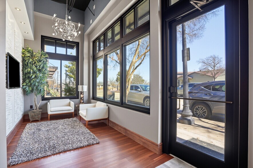 More Photos Of 309 N Oak St, Roanoke Office For Sale