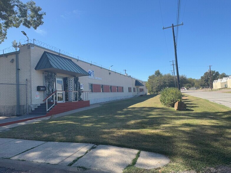 More Photos Of 2808 McGowan St, Dallas Distribution For Sale