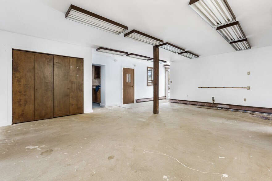 More Photos Of 76 Maple St, Manchester Office For Sale