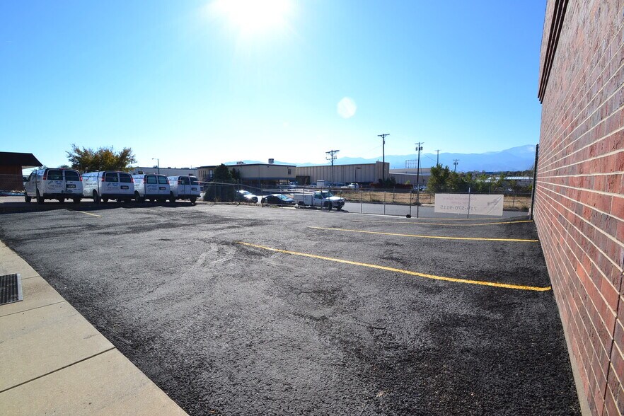 More Photos Of 325 Delaware Dr, Colorado Springs Warehouse For Lease