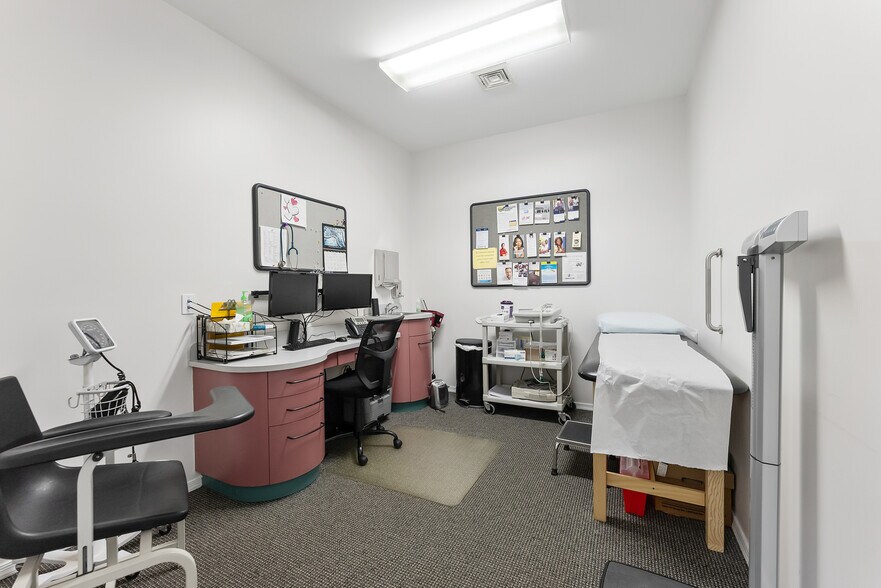 More Photos Of 2004 Bayshore Rd, Villas Medical For Sale