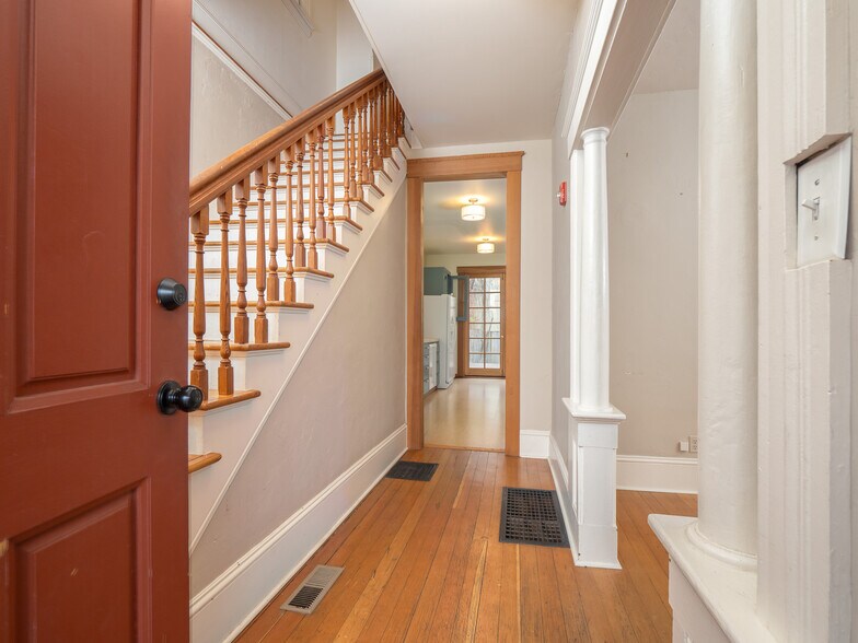 More Photos Of 317 NE Sacramento St, Portland Office For Sale