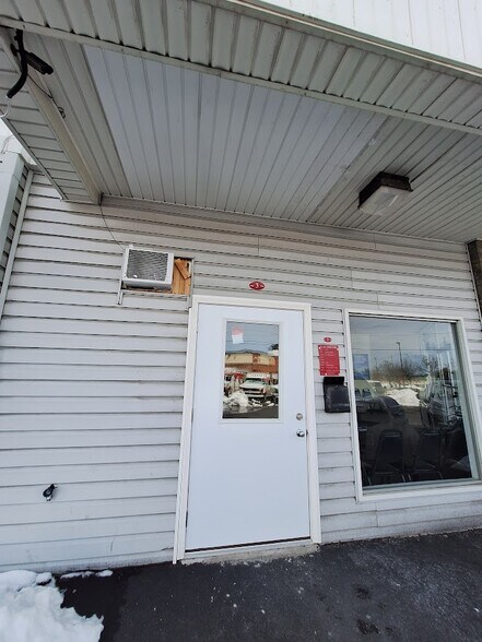 More Photos Of 1155 Mohawk St, Utica Storefront For Lease