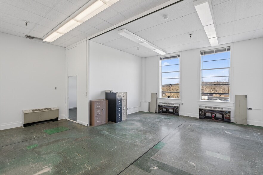 More Photos Of 61 Crown St, Kingston Office For Lease