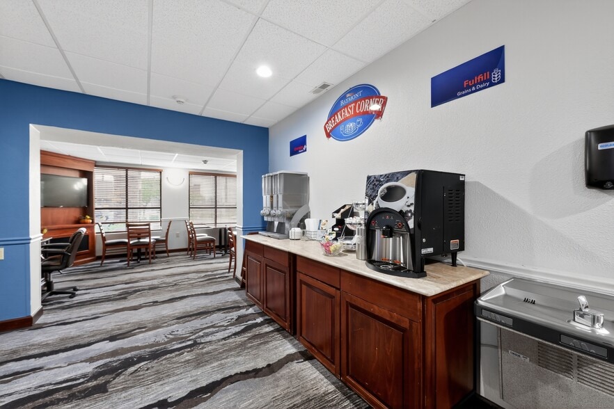 More Photos Of 40 New Garver Rd, Monroe Hotel For Sale