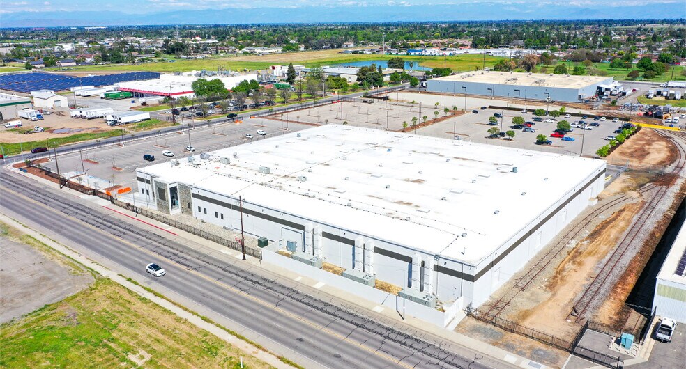 More Photos Of 2325 S Cedar Ave, Fresno Warehouse For Lease