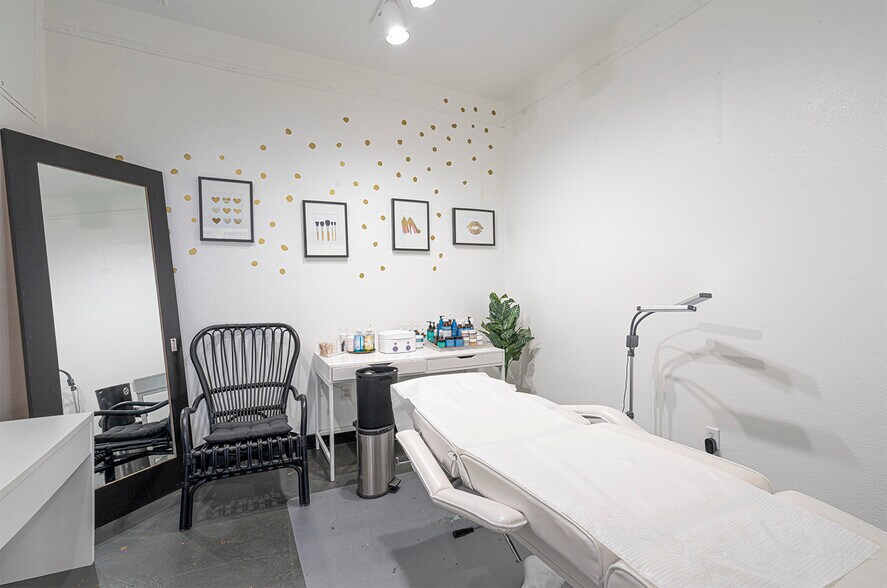 More Photos Of 220 Windsor River Rd, Windsor Apartments For Sale