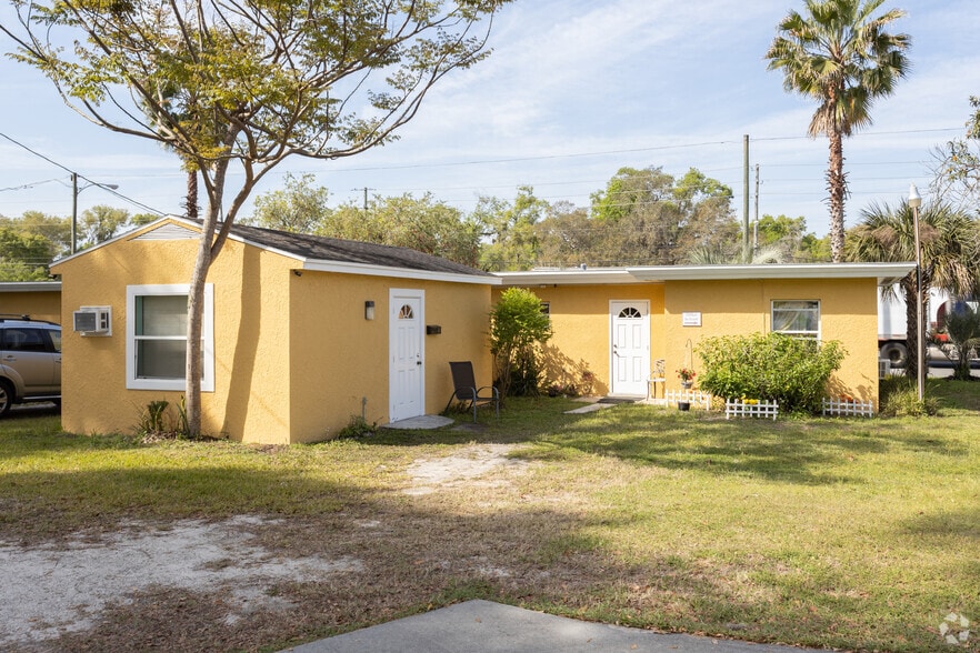 Primary Photo Of 4851 US Highway 17, De Leon Springs Hotel For Sale