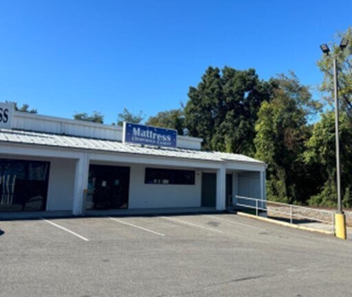 More Photos Of 17804 Forest Rd, Forest Freestanding For Lease