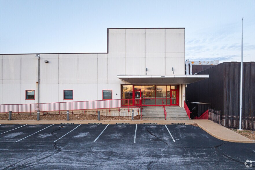 More Photos Of 11700 Dunlap Industrial Blvd, Maryland Heights Warehouse For Lease