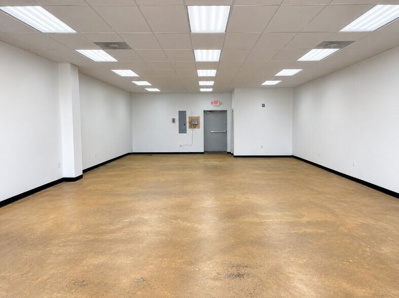 More Photos Of 25 N Brindlee Mountain Pky, Arab Storefront For Lease