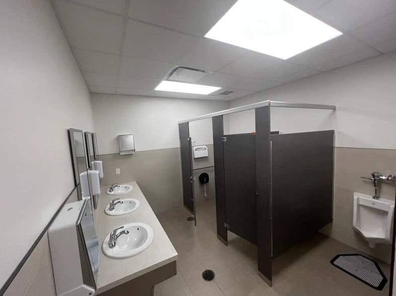 More Photos Of 5215 Essen Ln, Baton Rouge Office For Lease