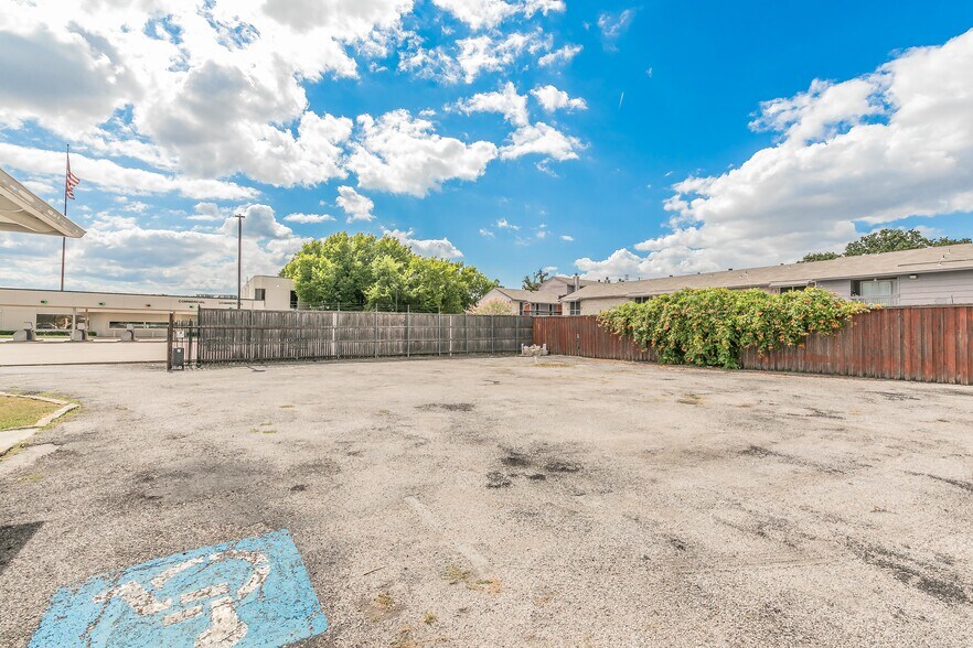 More Photos Of 2823 Kendale Dr, Dallas Medical For Sale