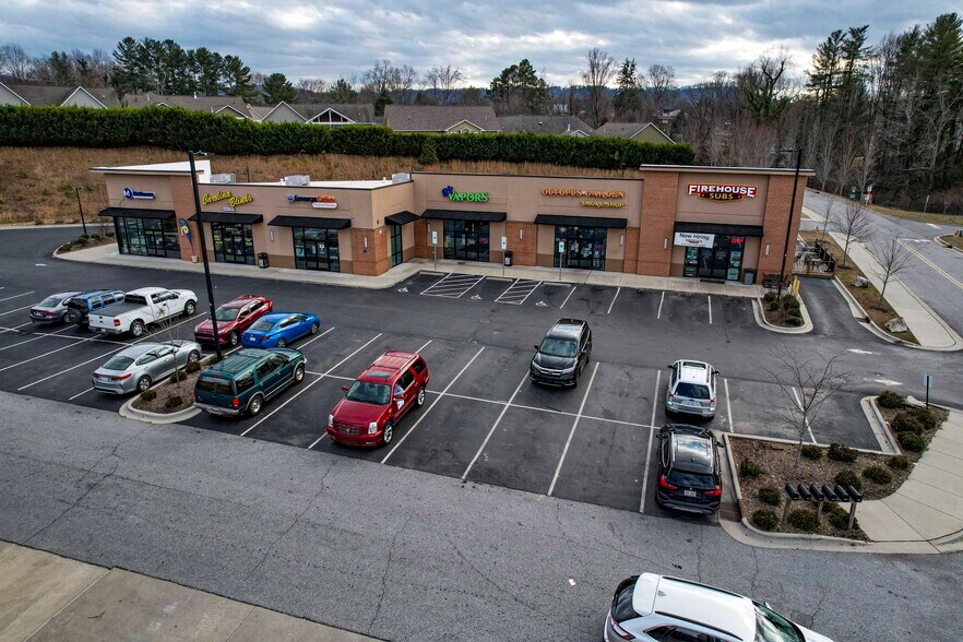 More Photos Of 58 Weaver Village Way, Weaverville Freestanding For Lease
