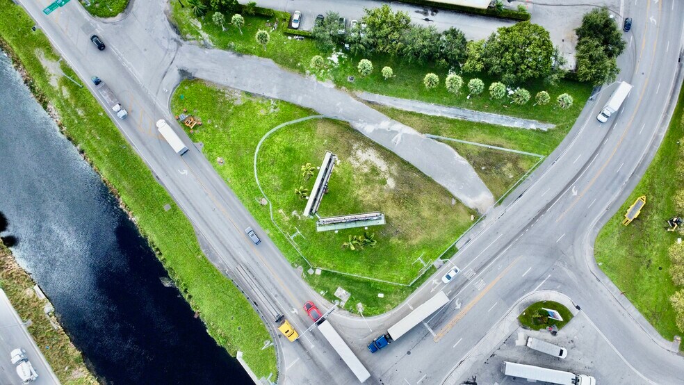 More Photos Of NW South River Dr, Medley Land For Lease