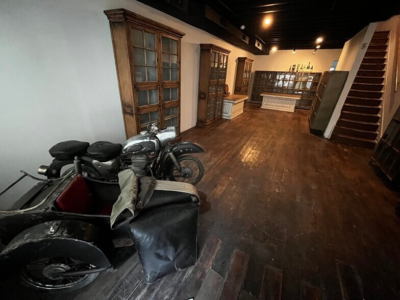 More Photos Of 610 E Market St, Louisville Freestanding For Sale