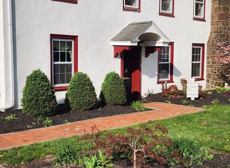 More Photos Of 46 Hilltown Pike, Line Lexington Office For Sale