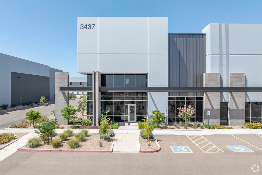 More Photos Of 3437 S Crismon Rd, Mesa Distribution For Lease