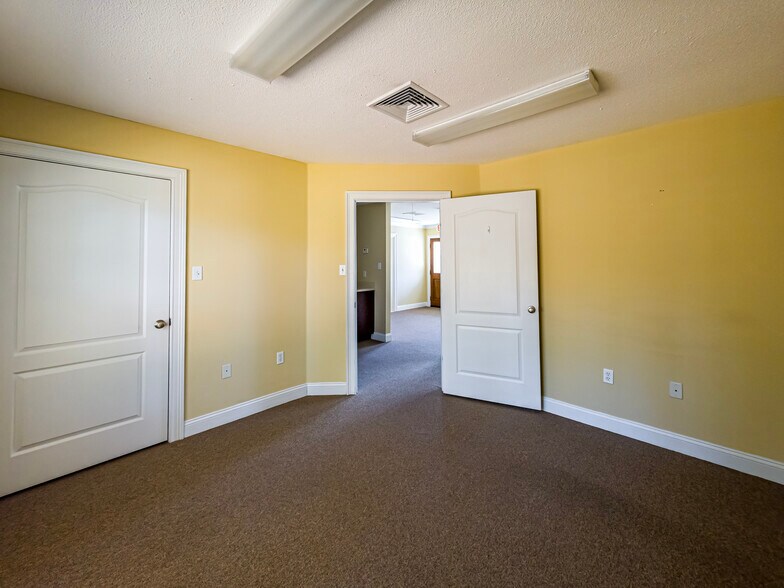 More Photos Of 415 Cowart Ave, Valdosta Office For Sale