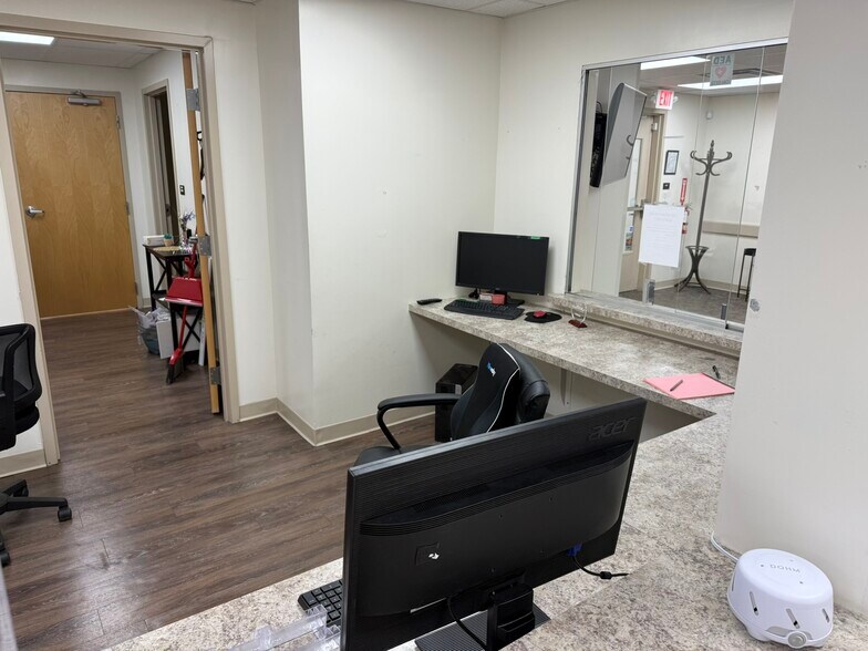 More Photos Of 2 Emma Ln, Clifton Park Medical For Lease
