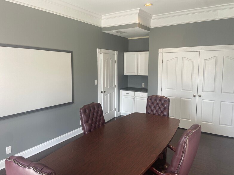 More Photos Of 600 SE 8th St, Evansville Office For Sale