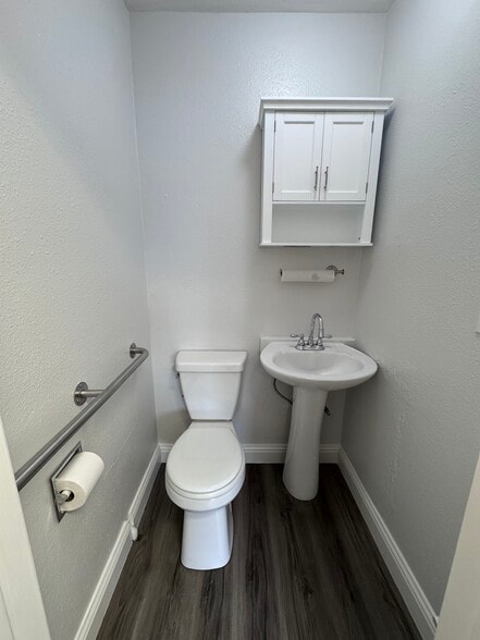 More Photos Of 800-816 W Lodi Ave, Lodi Office For Lease