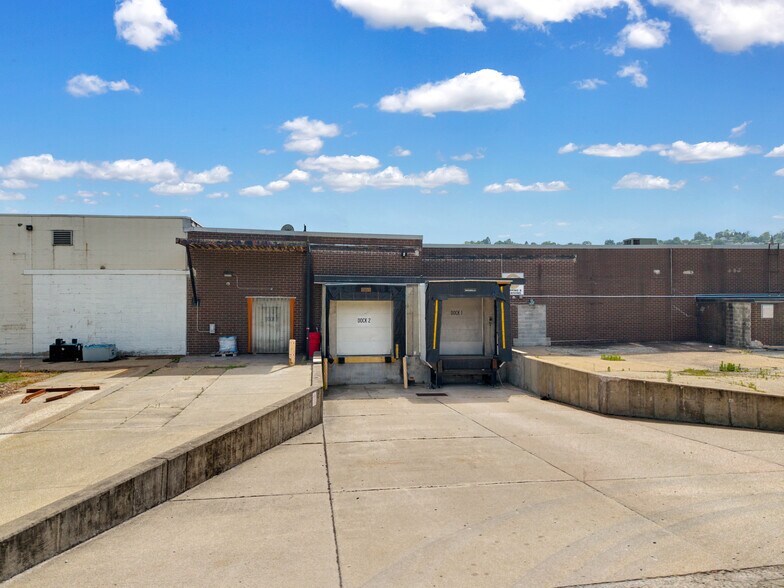 More Photos Of 100 Chamber Plz, Charleroi Supermarket For Lease