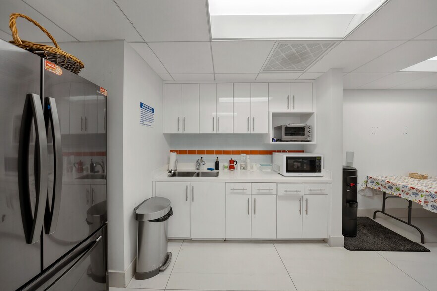 More Photos Of 4713-4725 SW 8th St, Miami Storefront For Lease