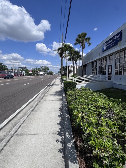 More Photos Of 2030 Bee Ridge Rd, Sarasota Office Residential For Sale