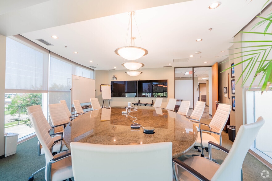 More Photos Of 4400 S Sam Houston Pky E, Houston Warehouse For Lease