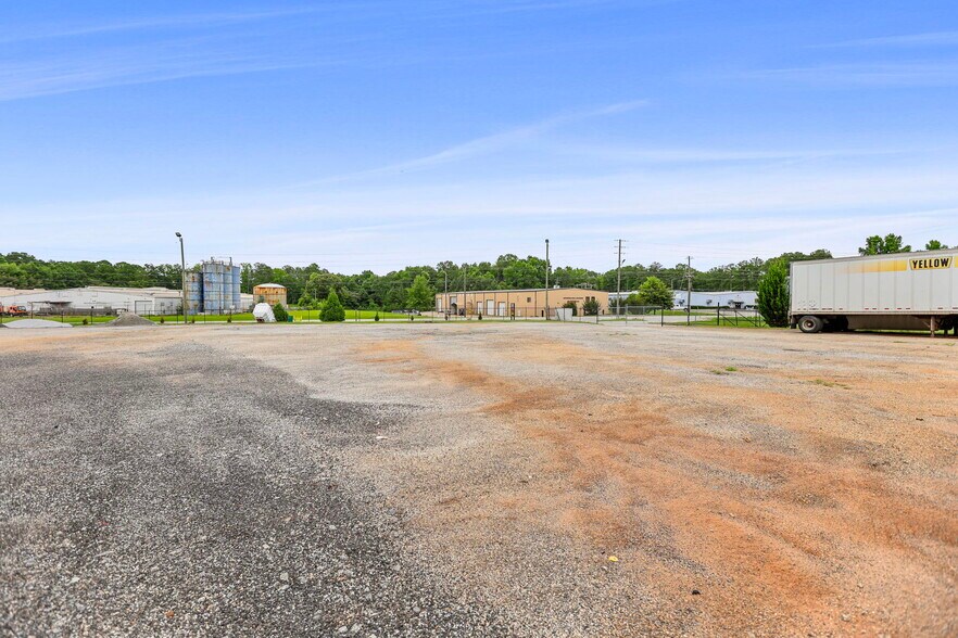 More Photos Of 477 Corinth Rd, Newnan Warehouse For Lease