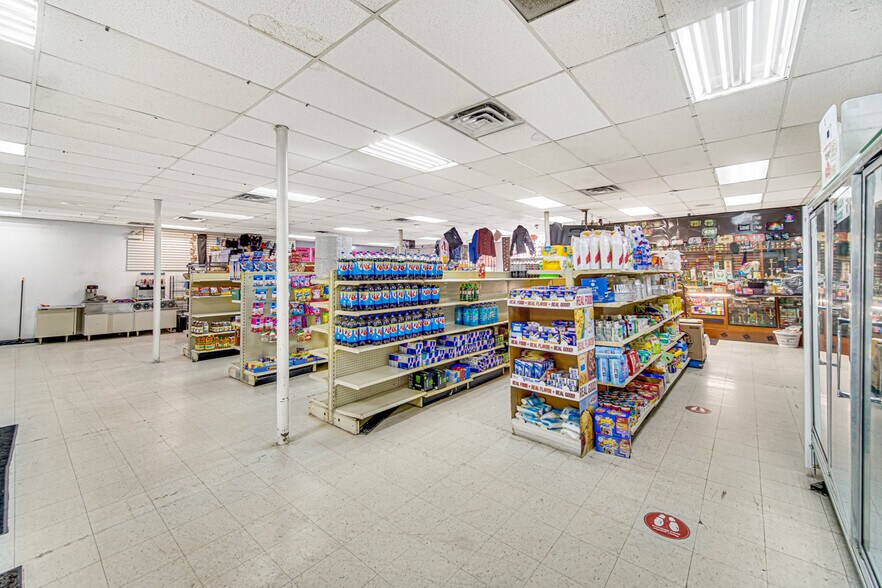 More Photos Of 5600-5612 W Division St, Chicago Storefront For Sale