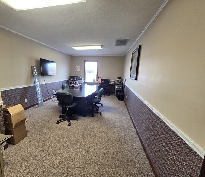 More Photos Of 1919 W Royale Dr, Muncie General Retail For Lease